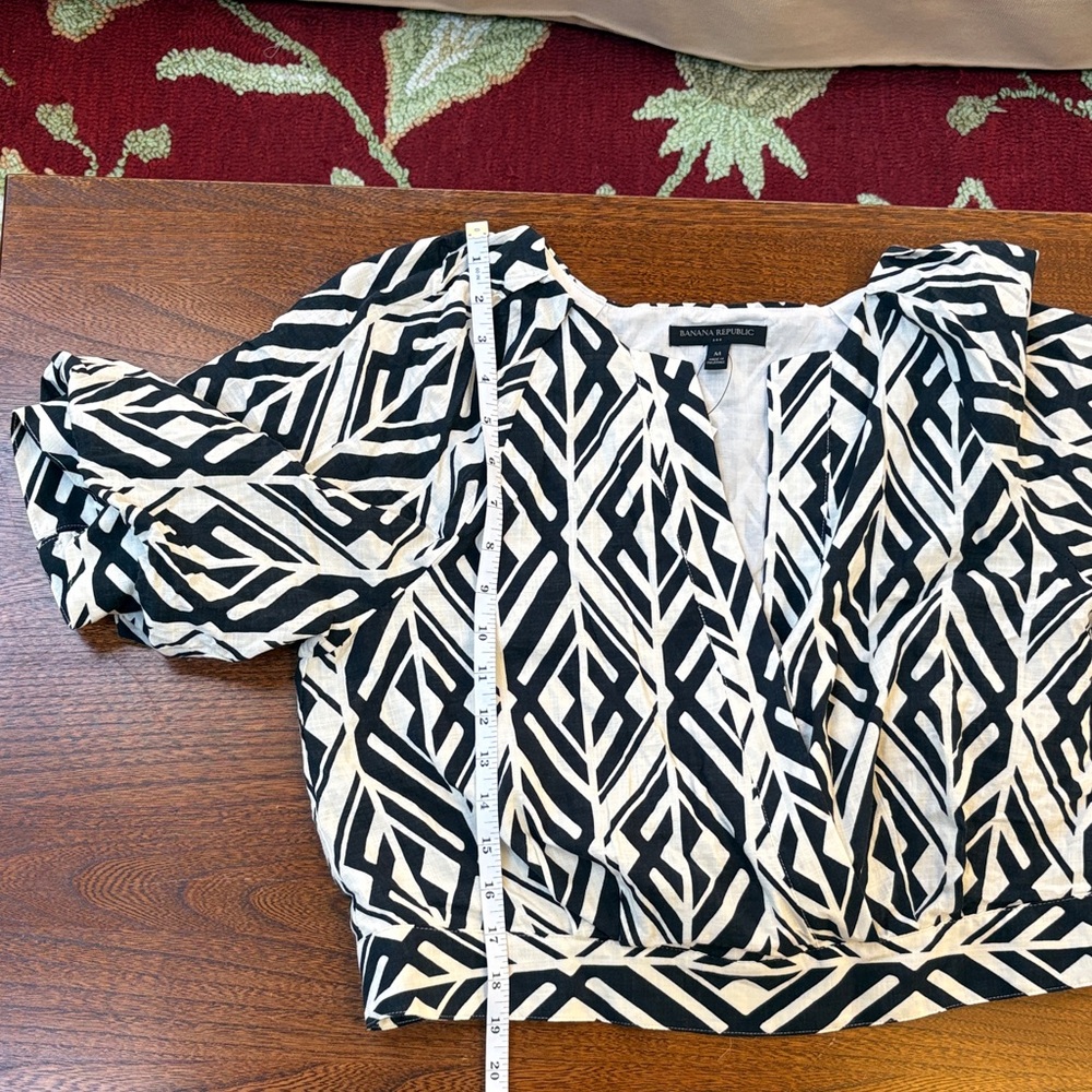 Banana Republic Black and Cream Cropped Geometric Top Medium - Picture 6 of 15